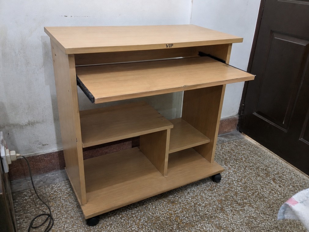 Used wooden computer table for sale in Rawalpindi